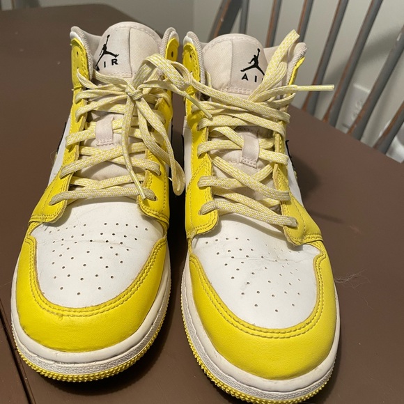 Nike/Jordan 1 Mid
Dynamic Yellow Floral - Picture 2 of 4
